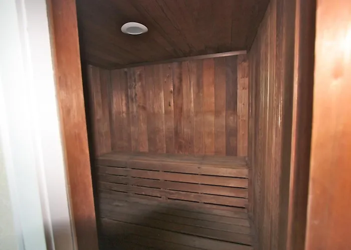 12b Crescent Club Holiday home *
